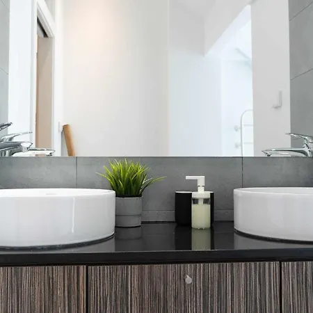 Апартаменти Charmingloft Avenida Large And Stylish *